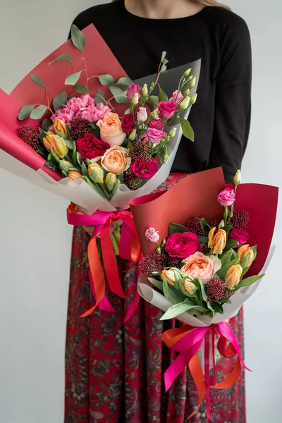 Kvinna Som Håller Två Eleganta Buketter Röda Blommor — Stockfoto