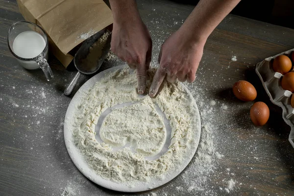 Vista Ritagliata Della Pasta Cottura Dello Chef Con Uova Farina — Foto Stock