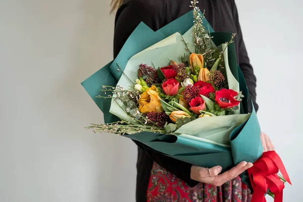 Vrouwelijke Bloemist Holding Stijlvol Boeket Van Rood Oranje Bloemen — Stockfoto