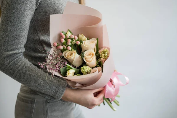 Gyengéd Virág Csokor Tartó Női — Stock Fotó