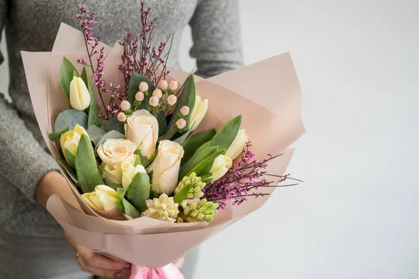 Close Buquê Tulipas Frescas Coloridas Flores Rosas Mãos Femininas — Fotografia de Stock