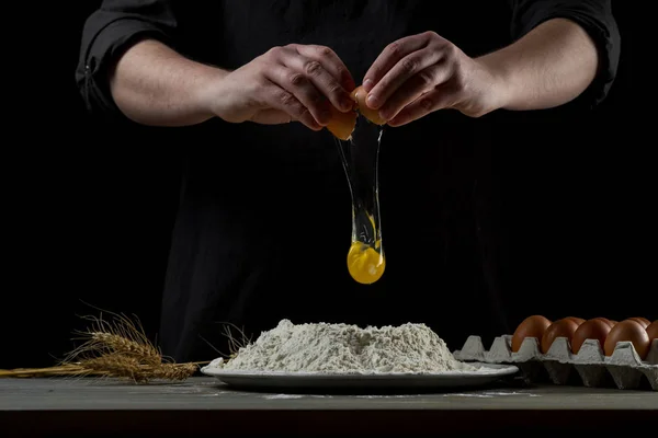 Yumurta Ahşap Zemin Üzerine Ile Hamur Pişirme Şef Görünümünü Kırpılmış — Stok fotoğraf