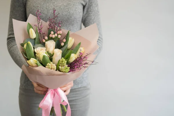 Close Buquê Tulipas Frescas Coloridas Flores Rosas Mãos Femininas — Fotografia de Stock