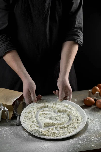 シェフの卵と木製の背景上に小麦粉の生地を料理のビューをトリミングしました 食品のコンセプトは 小麦粉の心を描く — ストック写真