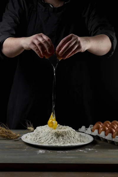 Vista Ritagliata Della Pasta Cottura Dello Chef Con Uova Farina — Foto Stock
