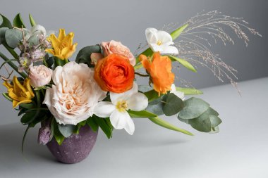 güzel bahar çiçekleri mor kavanoza yakın çekim fotoğraf