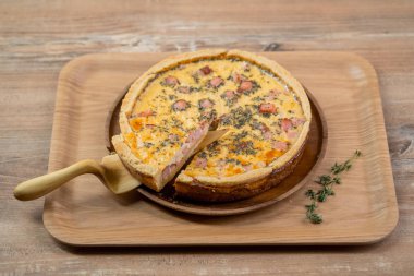 Fotoğraf arka plan gemide tahta kaşıkla tabakta etli lezzetli pasta