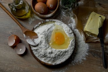 ahşap arka plan üzerinde beyaz un yumurta kadar taze sonu yakın çekim fotoğraf 