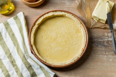 mutfak arka plan üzerine tereyağı ile ahşap plaka iştah açıcı pasta için taze hamur yakın çekim fotoğraf