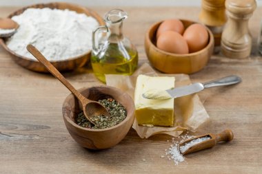 taze yumurta zeytinyağı, baharat ve tablo arka plan üzerine tereyağı ile ahşap plaka yakın çekim fotoğraf  