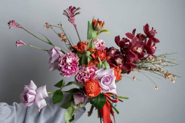 kadın el güzel bahar buket gri arka plan üzerinde tutarak yakın çekim fotoğraf