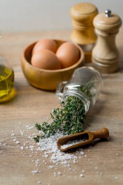 taze yumurta zeytin yağı, biberiye ve tablo arka plan üzerine tereyağı ile ahşap plaka yakın çekim fotoğraf  