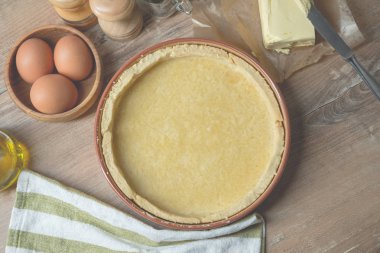 yumurta ve tereyağı mutfak zemin üzerine ahşap plaka iştah açıcı pasta için taze hamur yakın çekim fotoğraf