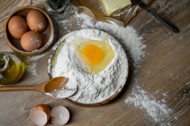 ahşap arka plan üzerinde beyaz un yumurta kadar taze sonu yakın çekim fotoğraf 