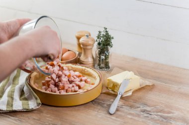 erkek hazırlanıyor lezzetli pasta etli ahşap plaka arka plan yakın çekim fotoğraf