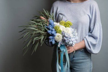 moda erkek gri arka plan üzerine güzel çiçekler buket holding