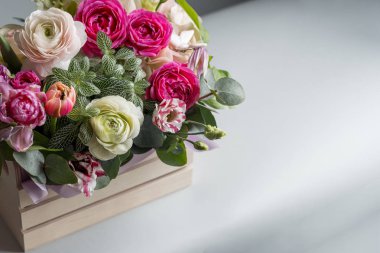 fotoğraf gri arka plan üzerinde ahşap kutusunda güzel bahçe çiçek