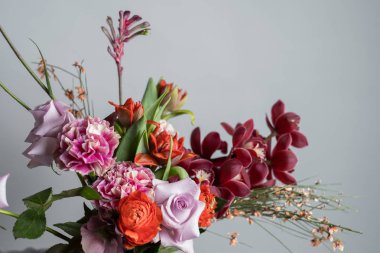 güzel bahar buket çiçek gri arka plan üzerinde yakın çekim fotoğraf