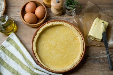 yumurta ve tereyağı mutfak zemin üzerine ahşap plaka iştah açıcı pasta için taze hamur yakın çekim fotoğraf