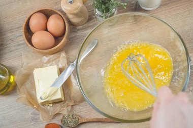 yakın çekim fotoğraf erkek el cam kase için iştah açıcı pasta mutfak zemin üzerine karışık yumurta