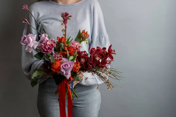 Photo Fashion Female Holding Bouquet Beautiful Spring Flowers Grey Background — Stock Photo, Image