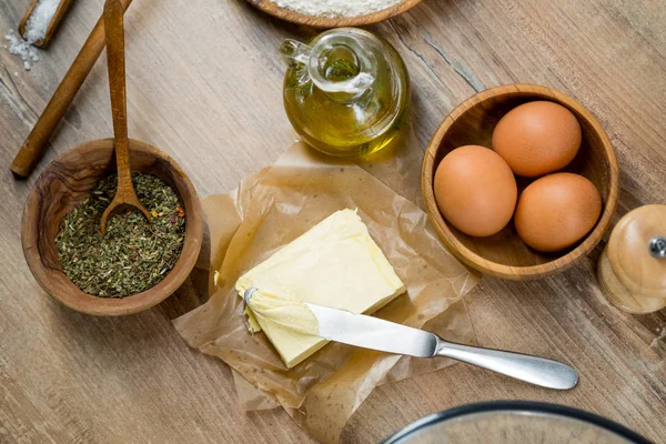 Nahaufnahme Von Frischen Eiern Holzteller Mit Olivenöl Gewürzen Und Butter — Stockfoto