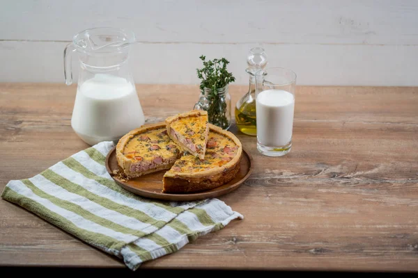 Nahaufnahme Foto Von Appetitlichen Kuchen Auf Holzteller Mit Glas Und — Stockfoto