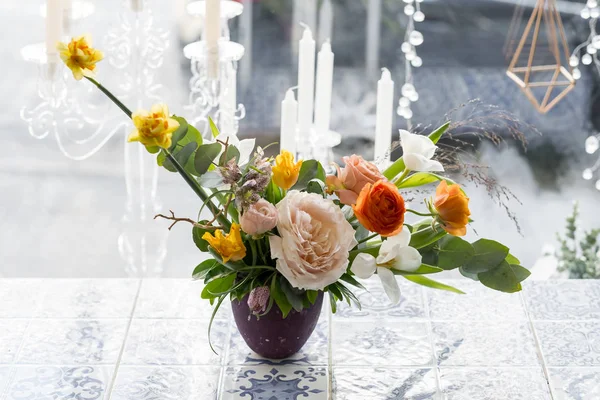 Foto Cerca Hermosas Flores Colores Tarro Púrpura —  Fotos de Stock