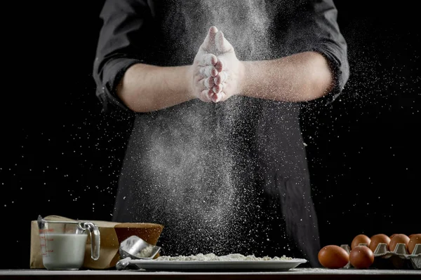 Foto Ravvicinata Mani Maschili Farina Bianca Sfondo Cucina — Foto Stock