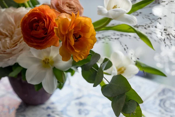 Foto Cerca Hermosas Flores Colores Tarro Púrpura —  Fotos de Stock