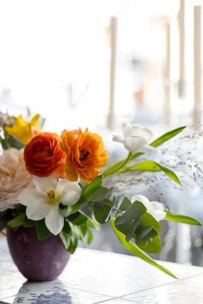 Foto Cerca Hermosas Flores Primavera Tarro Púrpura —  Fotos de Stock