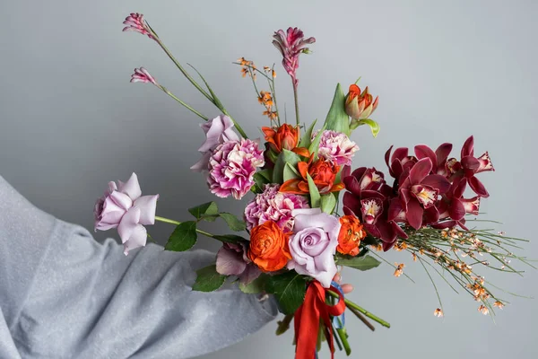Makró Fotó Női Kezében Csokor Gyönyörű Tavaszi Virágok Szürke Háttér — Stock Fotó