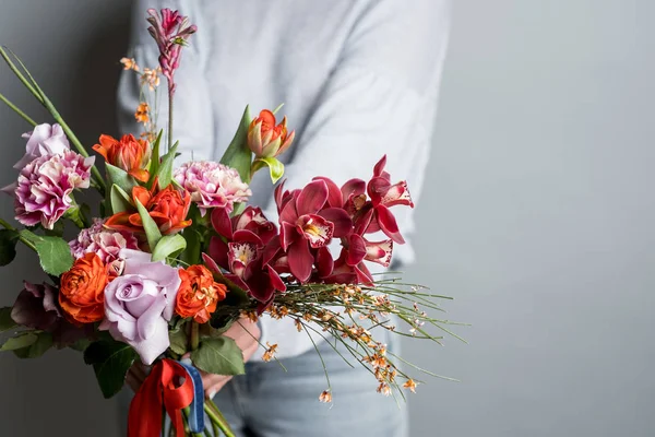 Photo Fashion Female Holding Bouquet Beautiful Flowers Grey Background — Stock Photo, Image