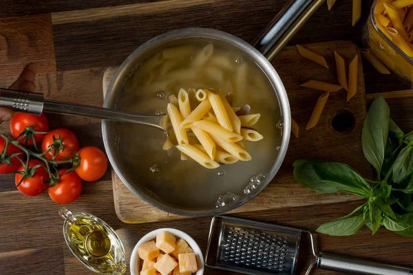 Foto Cerca Pasta Cruda Cuchara Metal Sobre Fondo Sartén Hervido — Foto de Stock