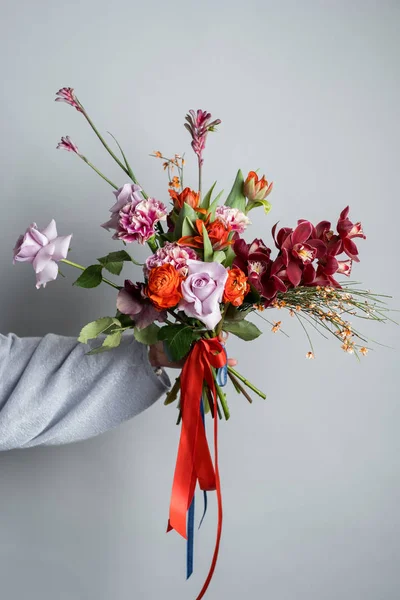 Close Foto Mão Feminina Segurando Buquê Belas Flores Primavera Fundo — Fotografia de Stock