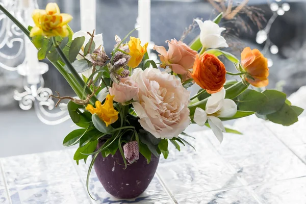 Foto Cerca Hermosas Flores Colores Tarro Violeta —  Fotos de Stock