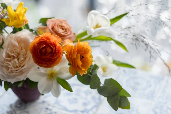 Foto Cerca Hermosas Flores Primavera Tarro Púrpura —  Fotos de Stock