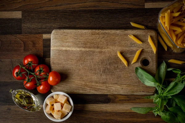 Foto Cerca Pasta Cruda Con Tomates Queso Basílica Sobre Fondo — Foto de Stock