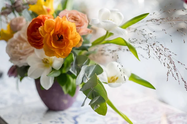 Gyönyörű Tavaszi Virágok Lila Jar Közeli Fotó — Stock Fotó