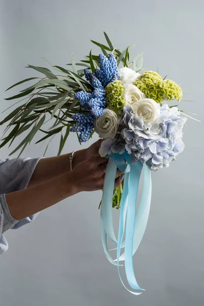 Foto Cerca Manos Femeninas Sosteniendo Ramo Hermosas Flores Primavera Sobre — Foto de Stock