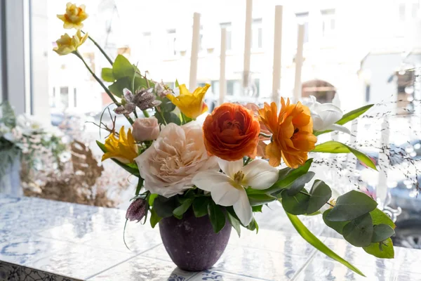 Foto Cerca Hermosas Flores Primavera Tarro Púrpura —  Fotos de Stock