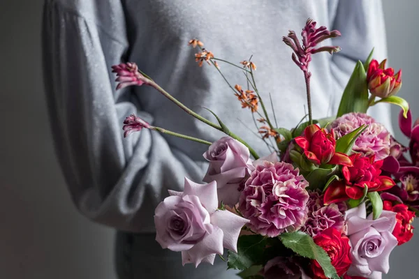 Foto Van Mode Vrouwelijke Bedrijf Boeket Van Mooie Bloemen Grijze — Stockfoto