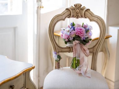 Düğün buket ışık retro sandalye arka plan güzel pastel pembe ve mor çiçekler ile yakın çekim fotoğraf  