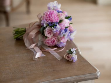 güzel düğün buket üzerinde bulanık Oda vintage masaya pastel pembe ve mor çiçek ile yakın çekim fotoğraf 