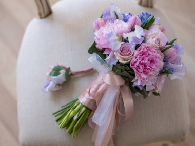 güzel düğün buket ışık retro sandalye zemin üzerine pastel pembe ve mor çiçekler ile yakın çekim fotoğraf  