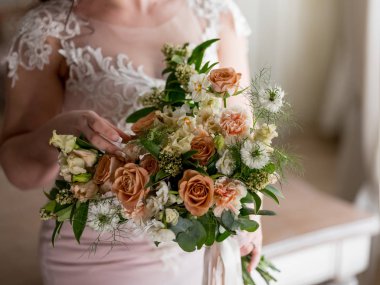 güzel elbise düğün buket arka planda tutan zerafet gelinin yakın çekim fotoğraf 