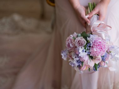 güzel elbise düğün buket pastel pembe ve mor çiçekler ile tutarak zerafet gelinin yakın çekim fotoğraf