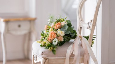 güzel düğün buket vintage sandalye arka planda turuncu gül ile yakın çekim fotoğraf 
