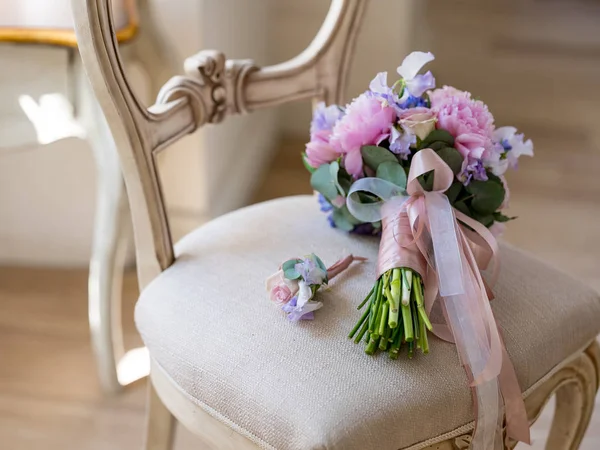 光レトロな椅子の背景にパステル ピンクと紫の花を持つ美しいウェディング ブーケのクローズ アップ写真 — ストック写真