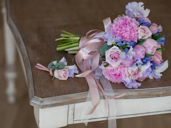 ビンテージ木製テーブル背景にパステル ピンクと紫の花を持つ美しいウェディング ブーケのクローズ アップ写真 — ストック写真
